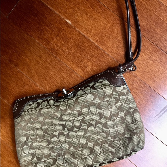 Medium Coach wristlet with silver clasp - Picture 2 of 4